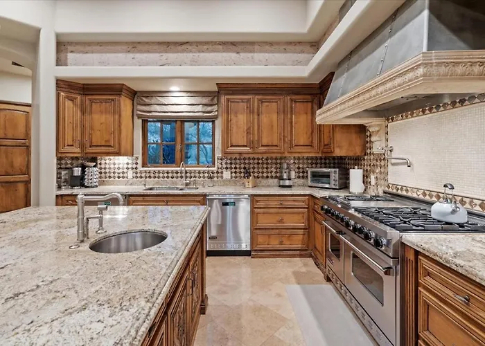 Romantic 4br Hacienda With Pool, And Close To Town Villa *